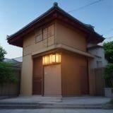 一位负责内容运营的男性工作人员坐在办公桌前查看数据报表